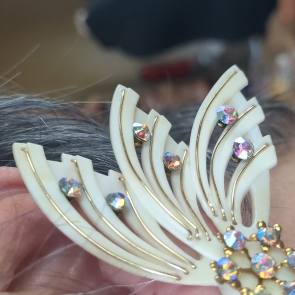 West German vintage plastic climbing/cascading earrings w/ rainbow rhinestones - Picture 7 of 10